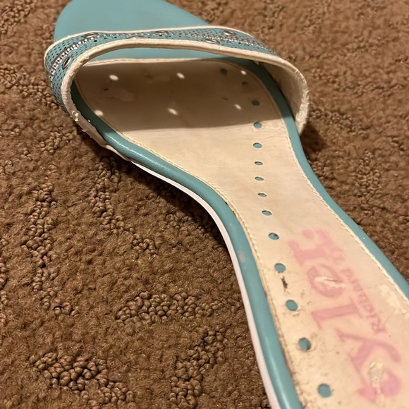 RICHARD TYLER
Kitten Heel Mules pale blue kitten heels - size 38 - Picture 4 of 6